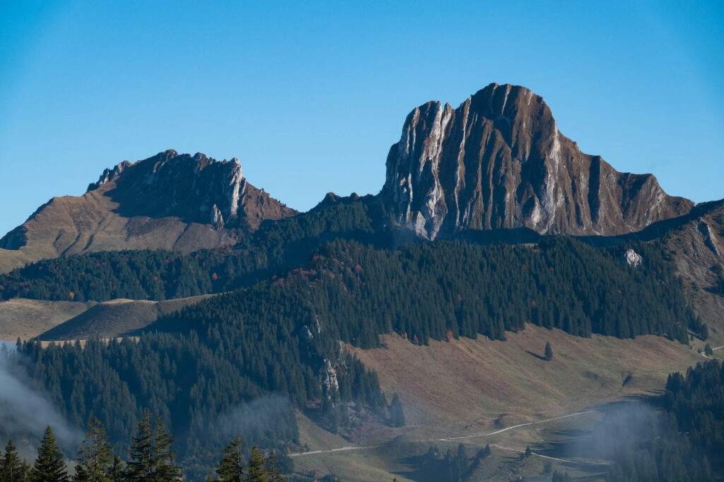 AT Die senkrecht stehenden bzw abtauchenden Schichten sind an der Nünenen, wie auch an der Chrummfadenflue zu sehen